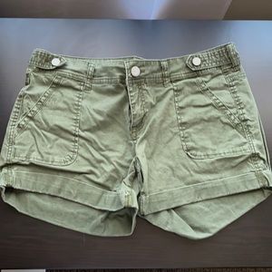 Women’s twill shorts.